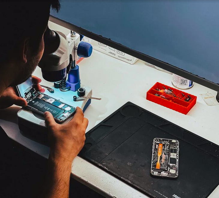 Процесс ремонта телефона мастером